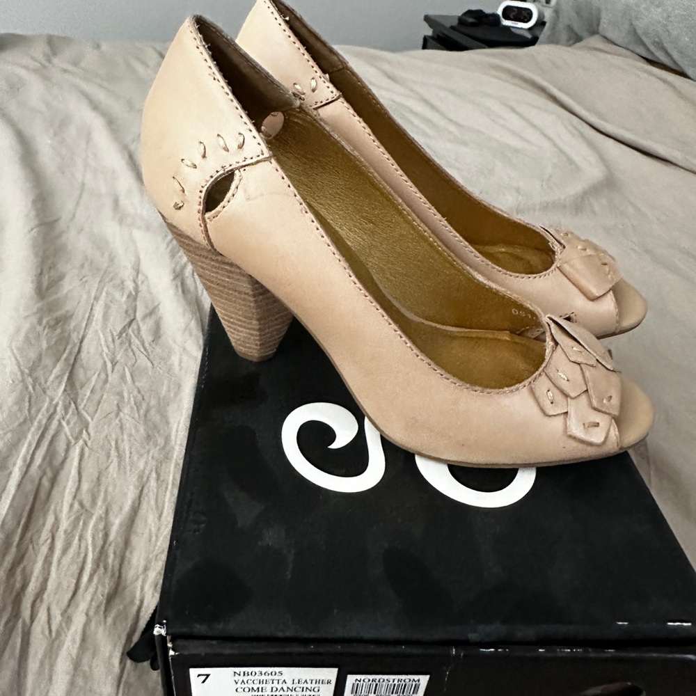 Seychelles Beige Peep-Toe Heels